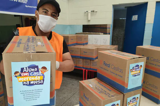 Lauro Michels entrega kits de alimentação para todos os alunos da rede