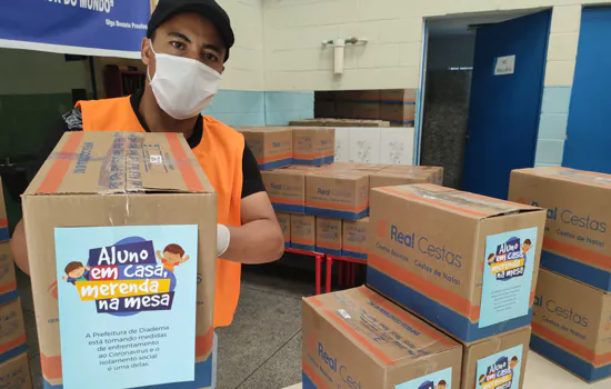 Lauro Michels entrega kits de alimentação para todos os alunos da rede