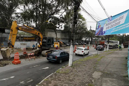 Obras de corredor de ônibus são retomadas na Avenida Casa Grande