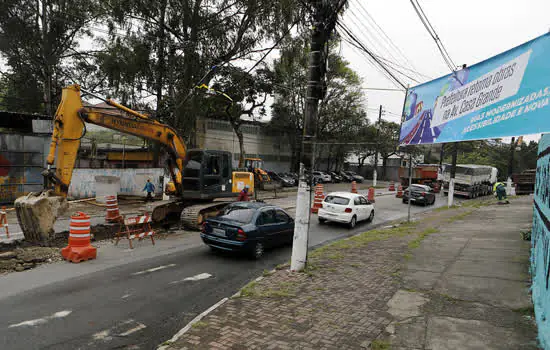 Obras de corredor de ônibus são retomadas na Avenida Casa Grande