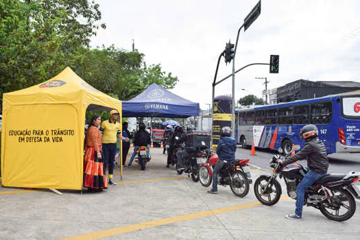 Ação educativa em Diadema orienta motociclistas