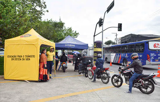 Ação educativa em Diadema orienta motociclistas