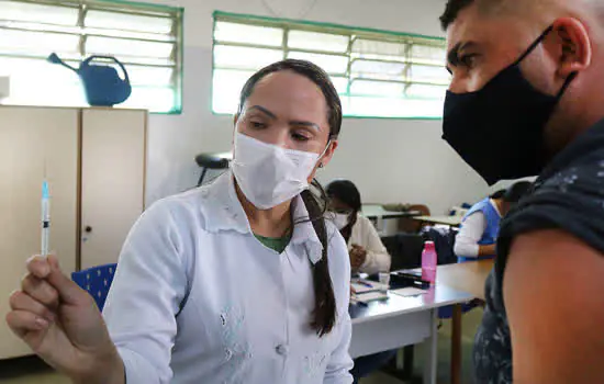 Diadema antecipa vacinação contra a covid-19 para pessoas de 34 anos