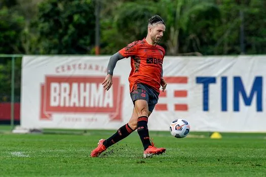 Diego treina e deve voltar ao time do Flamengo nesta quarta pela Libertadores