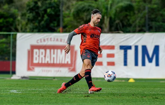 Diego treina e deve voltar ao time do Flamengo nesta quarta pela Libertadores