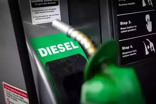 Diesel deveria subir R$ 0,62 por litro para atingir paridade internacional