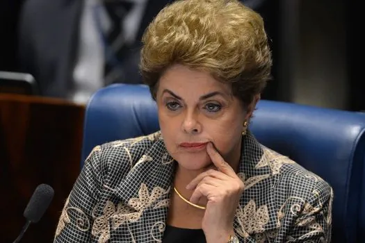 Dilma Rousseff assina carta pela democracia da faculdade de Direito da USP