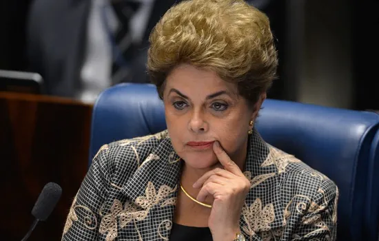 Dilma Rousseff assina carta pela democracia da faculdade de Direito da USP