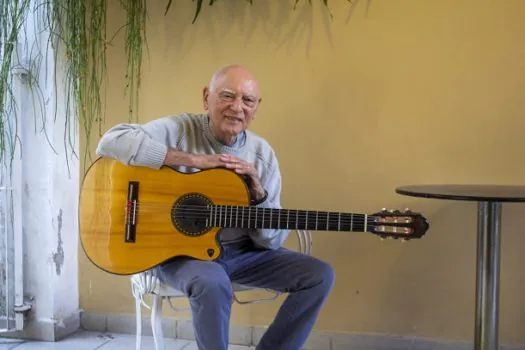 Dino Galvão Bueno celebra a Bossa Nova Paulista com show gratuito no Teatro Cacilda Becker