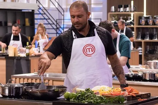 Estreia da 8ª temporada do MasterChef Brasil terá participação do cantor Diogo Nogueira