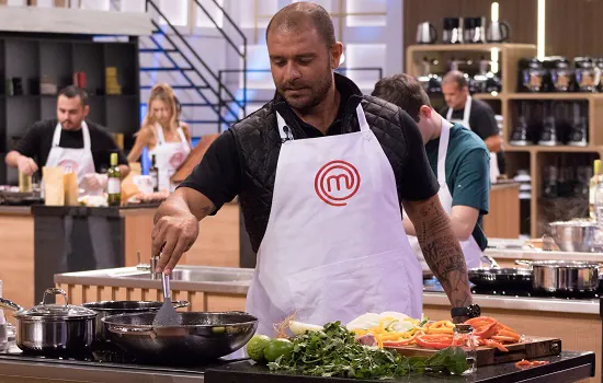 Estreia da 8ª temporada do MasterChef Brasil terá participação do cantor Diogo Nogueira