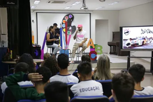 Artista plástico realiza palestra em escola da rede municipal de São Caetano