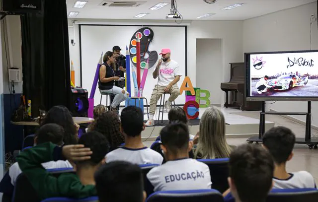 Artista plástico realiza palestra em escola da rede municipal de São Caetano