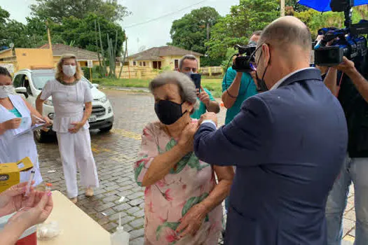 Diretor do Butantan vacina a própria mãe, dona Maria José, de 87 anos