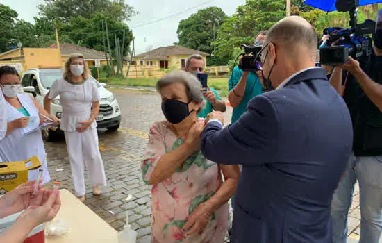 Diretor do Butantan vacina a própria mãe