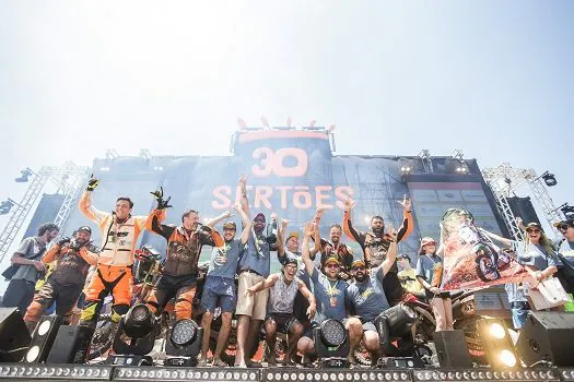 Sertões: Dirt Dogs Rally cruza rampa de chegada com cinco pilotos e um deles no pódio