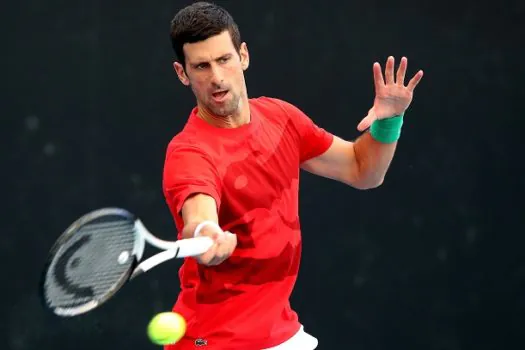 Djokovic tem recepção calorosa, mas perde 1º jogo no retorno à Austrália