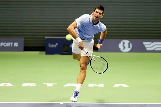 Djokovic garante presença na final do ATP de Astana após desistência de Medvedev