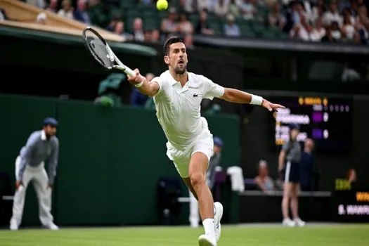 Djokovic domina Warinka e avança às oitavas em Wimbledon; Swiatek avança