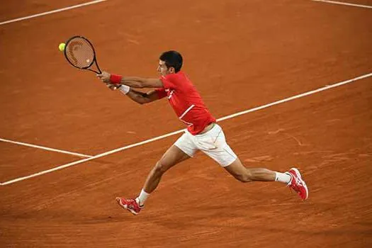 Novak Djokovic elimina Stefanos Tsitsipas e fará final contra Nadal em Roland Garros