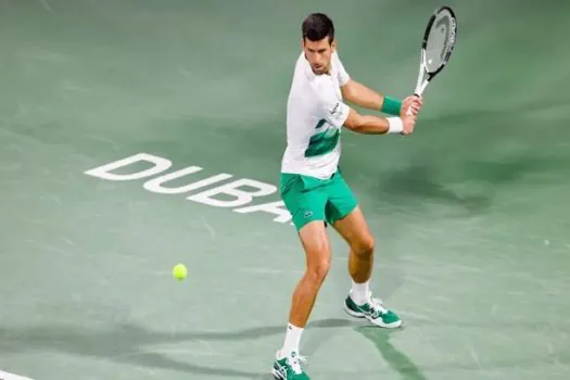 Djokovic vai às quartas sem sustos em Dubai e reencontra o ‘freguês’ Hurkacz