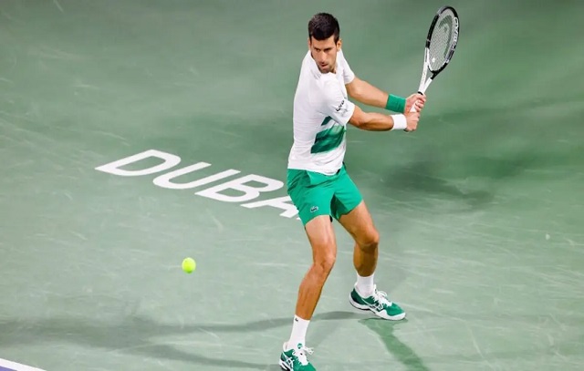 Djokovic vai às quartas sem sustos em Dubai e reencontra o ‘freguês’ Hurkacz