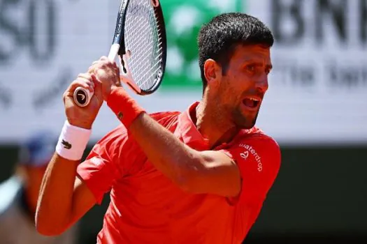 Djokovic sofre no 1º set, mas garante vitória sobre Fucsovics em Roland Garros