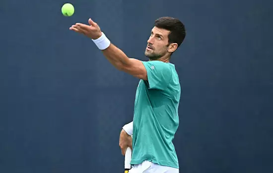 Djokovic vence e chega à semifinal pela 1ª vez no ano