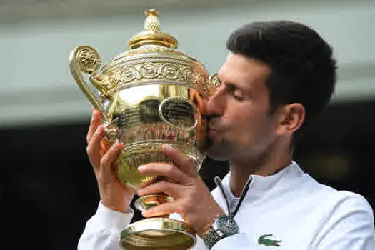 Djokovic bate Federer, leva penta de Wimbledon e iguala feito de Borg