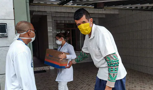 São Bernardo distribui cestas básicas para idosos acamados durante a pandemia