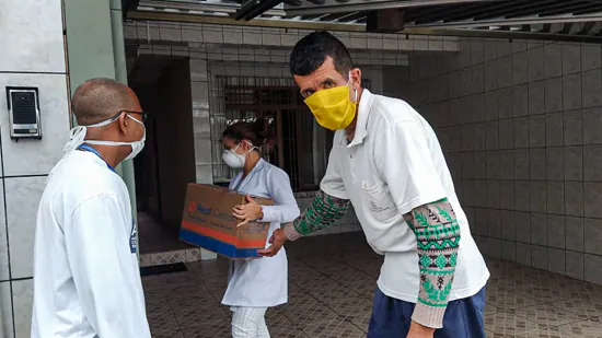 São Bernardo distribui cestas básicas para idosos acamados durante a pandemia