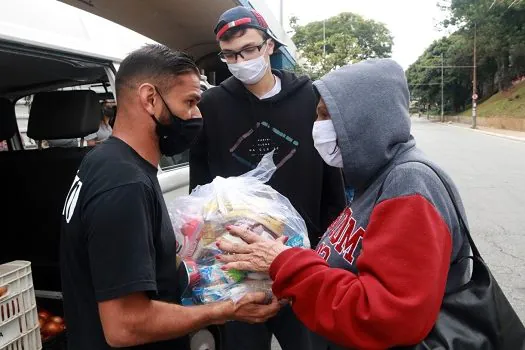 Empresas de material de construção doam mil cestas básicas