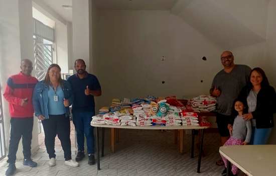 Membros da igreja receberam os alimentos