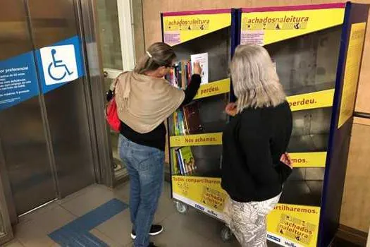 Alunos do ensino fundamental doam livros gratuitamente em estação do Metrô