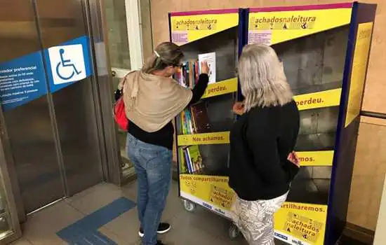 Alunos do ensino fundamental doam livros gratuitamente em estação do Metrô