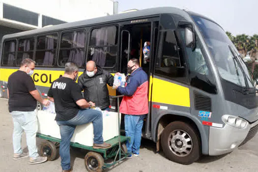 Santo André Solidária: Transportadores escolares entregam 1.900 cestas básicas