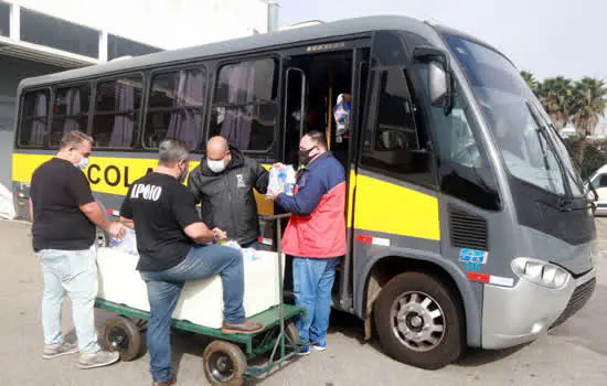 Santo André Solidária: Transportadores escolares entregam 1.900 cestas básicas