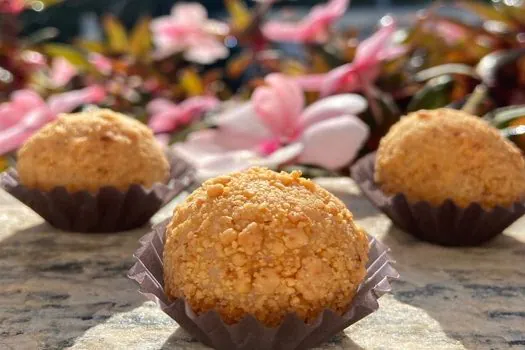 Brigadeiro de paçoca une 2 queridinhos dos brasileiros