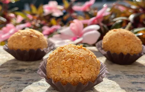 Brigadeiro de paçoca une 2 queridinhos dos brasileiros