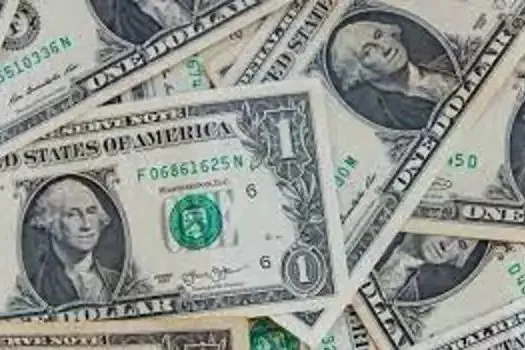 Dólar cai para R$ 5,59 com ata do Copom e reunião do Fed