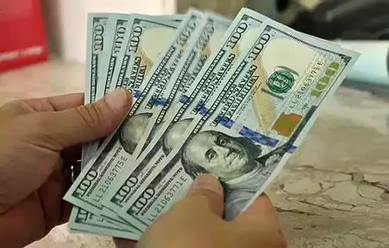 Dólar tem maior queda diária em dois meses e fecha a R$ 5