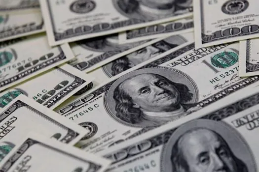 Dólar fecha a R$ 5,17 influenciado por Brasil e exterior