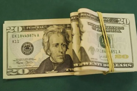 Dólar cai para R$ 5,23 e fecha no menor valor do ano