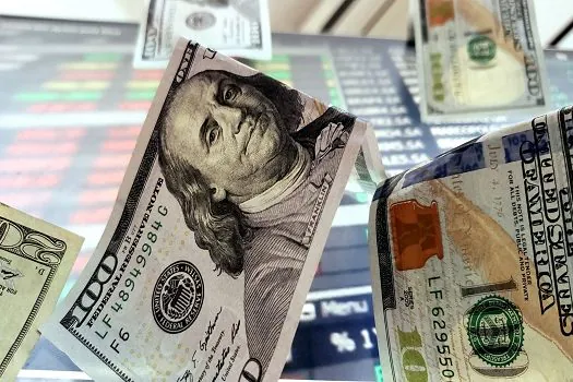 Dólar sobe para R$ 5,24 e fecha no maior valor em três semanas