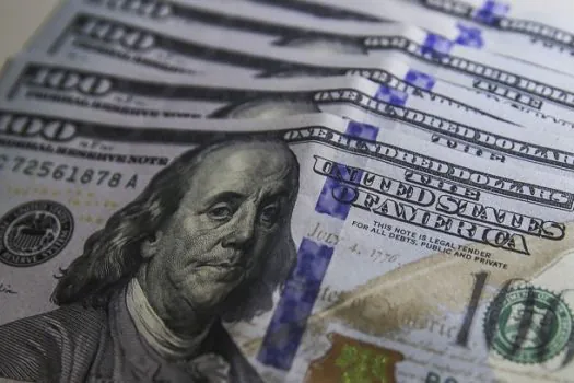 Dólar cai para R$ 5,22, mas sobe 1,49% na semana