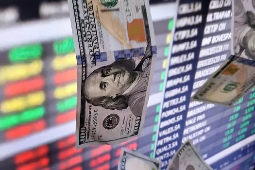 Dólar cai e fecha a R$ 5,24, motivado pelos Estados Unidos