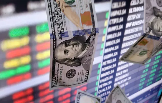 Dólar cai e fecha a R$ 5