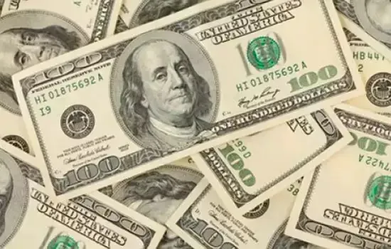 Dólar fecha no maior valor desde abril