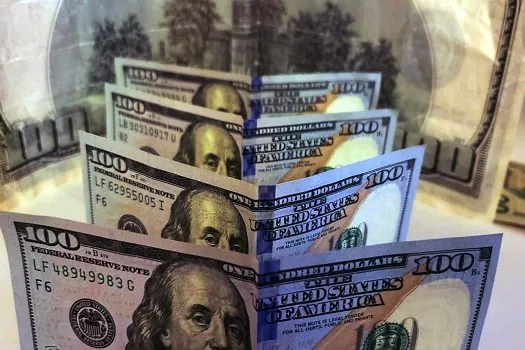 Dólar aproxima-se de R$ 5,30 e fecha no maior valor desde maio