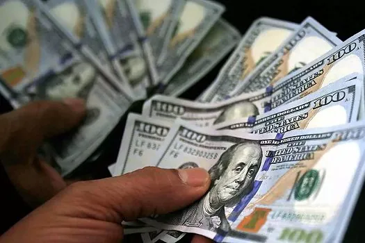 Dólar fecha praticamente estável, vendido a R$ 5,68